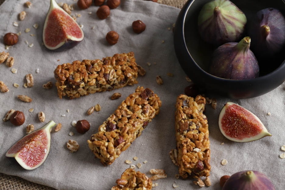 Hazelnut-fig cereal bars