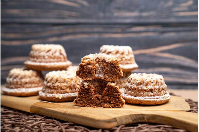 Mini Bundt Cakes with Chocolate and Hazelnuts