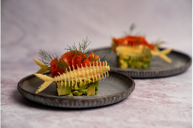 Antipasto salmone e avocado con Hüppen a lisca di pesce
